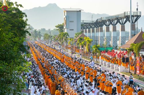 ภาพ No.101943:ตักบาตรพระ 10,000 รูป เติมบุญให้แผ่นดิน เนื่องในโอกาส 192 ปี จังหวัดกาญจนบุรี หนึ่งในโครงการตักบาตรพระ 2,000,000 รูป  77 จังหวัดทุกวัดทั่วไทย วันจันทร์ที่ 11 ธันวาคม พ.ศ. 2566 บริเวณถนนสองแคว (SKY WALK) เมืองกาญจนบุรี