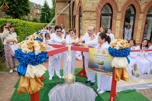 ภาพ No.142697:พิธีพัทธสีมา ประดิษฐานลูกนิมิตมหาสมบัติ สถาปนาอุโบสถวัดพระธรรมกายลอนดอน บูชาธรรม 80 ปี หลวงพ่อธัมมชโย วันเสาร์ที่ 22 มิถุนายน พ.ศ. 2567