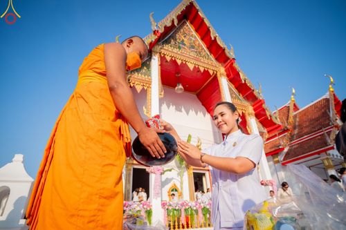 ภาพ No.112825:พิธีตักบาตรพระธรรมยาตราฯ ณ วัดสองพี่น้อง จ.สุพรรณบุรี วันที่ 15 มกราคม พ.ศ. 2567