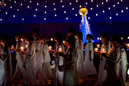 ภาพ No.224086:วันวิสาขบูชา วันอาทิตย์ที่ 11 พฤษภาคม พ.ศ. 2568 พิธีจุดวิสาขประทีป ,  พิธีเวียนประทักษิณรอบพระมหาธรรมกายเจดีย์ , พิธีฉลองชัยสวดมนต์บทธัมมจักกัปปวัตตนสูตร ครบ 7,357,000,000 จบ ณ มหารัตนวิหารคด วัดพระธรรมกาย