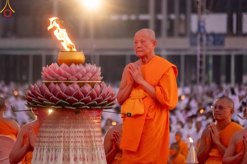 ภาพ No.122098:พิธีจุดประทีปถวายเป็นพุทธบูชา และบูชาธรรมมหาปูชนียาจารย์ พระมงคลเทพมุนี(สด จนฺทสโร) ในโครงการธรรมยาตรา กตัญญูบูชา มหาปูชนียาจารย์ พระมงคลเทพมุนี(สด จนฺทสโร) พระผู้ปราบมาร อนุสรณ์สถาน 7 แห่ง ปีที่ 12 วันที่ 31 มกราคม พ.ศ. 2567 ณ วัดพระธรรมกาย จ.ปทุมธานี