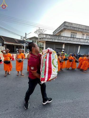 ภาพ No.133567:พิธีขอขมารับผ้าไตร, พิธีบรรพชาสามเณร, สามเณรออกบิณฑบาต ในโครงการบรรพชาสามเณร ฟื้นฟูพระพุทธศาสนาทั่วไทย  ณ ศูนย์ปฏิบัติธรรม และอบรมเยาวชนเมืองยะลา วันที่ 3 เมษายน พ.ศ. 2567