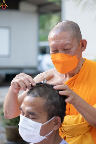 ภาพ No.78664:พิธีตัดปอยผมและปลงผมนาคธรรมทายาท  โครงการบรรพชาและอุปสมบทหมู่ วันคุ้มครองโลก วันที่ 26 มีนาคม พ.ศ.2566 ณ หมู่บ้านบรรลุธรรม วัดพระธรรมกาย