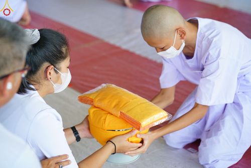 ภาพ No.79368:พิธีขอขมา มอบบาตรและผ้าไตร ในโครงการบรรพชาสามเณรฟื้นฟูพระพุทธศาสนาทั่วไทย โครงการอบรมยุวธรรมทายาท มัชฌิมธรรมทายาท และธรรมทายาทรุ่นอุดมศึกษา ณ สภาธรรมกายสากล วัดพระธรรมกาย วันเสาร์ที่ 1 เมษายน พ.ศ. 2566