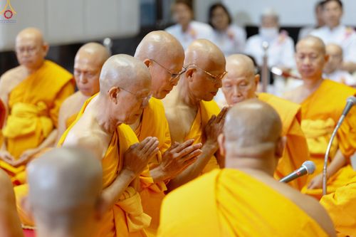 ภาพ No.330862:วันวิสาขบูชา อาทิตย์ที่ 31 พฤษภาคม พ.ศ.2569 พิธีบรรพชาสามเณรอุบาสก 11 ท่าน , พิธีถวายบาตรผ้าไตร และจตุปัจจัยไทยธรรม แด่สามเณร , พิธีอุปสมบทอุทิศชีวิต , พิธีกล่าวคำกัปปิยภัณฑ์  ณ อุโบสถพระไตรปิฎก วัดพระธรรมกาย จังหวัดปทุมธานี
