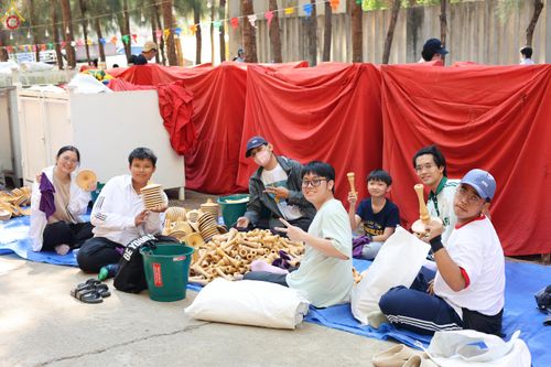 ภาพ No.296157:ภาพเบื้องหลังอาสาสมัครรวมใจ ชุดที่ 2 ในโครงการธรรมยาตรา กตัญญูบูชา มหาปูชนียาจารย์ พระมงคลเทพมุนี(สด จนฺทสโร) พระผู้ปราบมาร อนุสรณ์สถาน 7 แห่ง ปีที่ 14