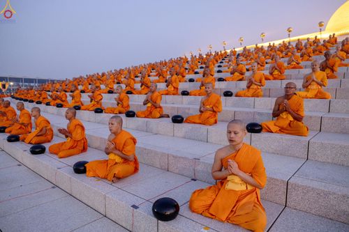 ภาพ No.279689:วันที่ 1 มกราคม พ.ศ.2569 พิธีตักบาตรในวันขึ้นปีใหม่ ณ ลานธรรม วัดพระธรรมกาย