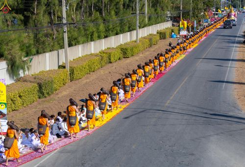 ภาพ No.292833:วันที่ 11 มกราคม พ.ศ. 2569 พิธีต้อนรับพระธรรมยาตรา ณ อนุสรณ์สถานลำดับที่ 3 สถานที่เกิดในเพศสมณะ วัดสองพี่น้อง อำเภอสองพี่น้อง จังหวัดสุพรรณบุรี ในโครงการธรรมยาตรา กตัญญูบูชา มหาปูชนียาจารย์ พระมงคลเทพมุนี(สด จนฺทสโร) พระผู้ปราบมาร อนุสรณ์สถาน 7 แห่ง ปีที