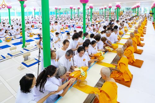 ภาพ No.330830:วันวิสาขบูชา อาทิตย์ที่ 31 พฤษภาคม พ.ศ.2569 พิธีบรรพชาสามเณรอุบาสก 11 ท่าน , พิธีถวายบาตรผ้าไตร และจตุปัจจัยไทยธรรม แด่สามเณร , พิธีอุปสมบทอุทิศชีวิต , พิธีกล่าวคำกัปปิยภัณฑ์  ณ อุโบสถพระไตรปิฎก วัดพระธรรมกาย จังหวัดปทุมธานี
