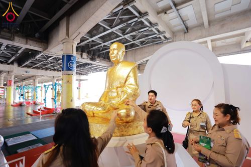 ภาพ No.311532:วันจันทร์ที่ 23 กุมภาพันธ์ พ.ศ. 2569 เปิดโลกทัศน์ผู้บริหารสถานศึกษายุคใหม่ เรียนรู้ต้นแบบการพัฒนาคนผ่านพลัง “บวร–V-Star” ผู้เข้ารับการพัฒนาตามโครงการ สพฐ. ศึกษาดูงานวัดพระธรรมกาย เสริมภาวะผู้นำคุณธรรมสู่การบริหารโรงเรียนอย่างยั่งยืน ณ อาคาร 100 ปี คุณยาย