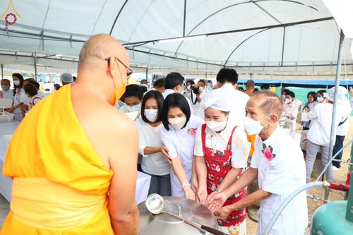 ภาพ No.69952:พิธีถวายภัตตาหารเป็นสังฆทาน แด่คณะพระธรรมยาตราฯ ในโครงการธรรมยาตราฯ ปีที่ 11 ณ อนุสรณ์สถานมหาวิหารพระมงคลเทพมุนี อ.สองพี่น้อง จ.สุพรรณบุรี วันที่ 9 มกราคม พ.ศ. 2566