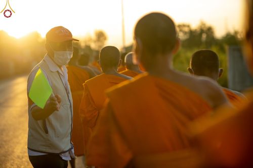 ภาพ No.69277:พิธีถวายภัตตาหารเป็นสังฆทาน แด่คณะพระธรรมยาตราฯ ในโครงการธรรมยาตราฯ ปีที่ 11 ณ อนุสรณ์สถานมหาวิหารพระมงคลเทพมุนี อ.สองพี่น้อง จ.สุพรรณบุรี วันที่ 4 และ 5 มกราคม พ.ศ. 2566