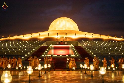 ภาพ No.81807:พิธีจุดวิสาขประทีปและเวียนประทักษิณ เนื่องในวันวิสาขบูชา วันเสาร์ที่ 3 มิถุนายน 2566 ณ ลานธรรมพระมหาธรรมกายเจดีย์ วัดพระธรรมกาย จ.ปทุมธานี