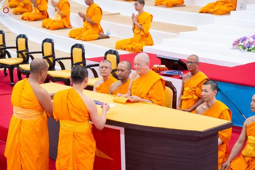 ภาพ No.338978:วันอาทิตย์ที่ 12 กรกฎาคม พ.ศ.2569 พิธีมุทิตาผู้สอบได้เปรียญธรรม ประโยค 1-2 ถึง ป.ธ.9 และ บ.ศ.1-2 ถึง บ.ศ.6 สำนักศาสนศึกษาวัดพระธรรมกาย ประจำปี 2569, พิธีมอบตราตั้งแต่งตั้งอาจารย์ใหญ่ สำนักศาสนศึกษาวัดพระธรรมกาย