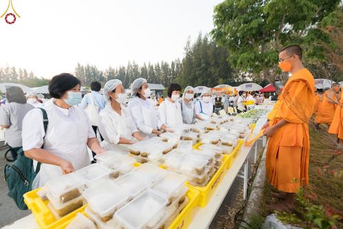 ภาพ No.71474:พิธีถวายภัตตาหารเป็นสังฆทาน แด่คณะพระธรรมยาตราฯ ในโครงการธรรมยาตรากตัญญูบูชา มหาปูชนียาจารย์ พระมงคลเทพมุนี(สด จนฺทสโร) พระผู้ปราบมาร อนุสรณ์สถาน 7 แห่ง ปีที่ 11 วันที่ 16 มกราคม พ.ศ. 2566