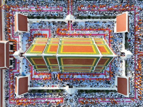 ภาพ No.73583:พิธีตักบาตรพระธรรมยาตราฯ ในโครงการธรรมยาตรากตัญญูบูชา มหาปูชนียาจารย์ พระมงคลเทพมุนี(สด จนฺทสโร) พระผู้ปราบมาร ปีที่ 11 ณ อนุสรณ์สถานลำดับที่ 4 สถานที่เกิดด้วยกายธรรม วัดโบสถ์ (บน) บางคูเวียง อ.บางกรวย จ.นนทบุรี วันที่ 22 มกราคม พ.ศ. 2566