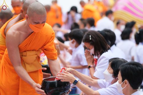 ภาพ No.69622:พิธีตักบาตรพระธรรมยาตราฯ ในโครงการธรรมยาตรากตัญญูบูชา มหาปูชนียาจารย์ พระมงคลเทพมุนี(สด จนฺทสโร) พระผู้ปราบมาร ปีที่ 11 ณ อนุสรณ์สถานลำดับที่ 1 สถานที่เกิดด้วยรูปกายเนื้อ อนุสรณ์สถานมหาวิหารพระมงคลเทพมุนี อ.สองพี่น้อง จ.สุพรรณบุรี