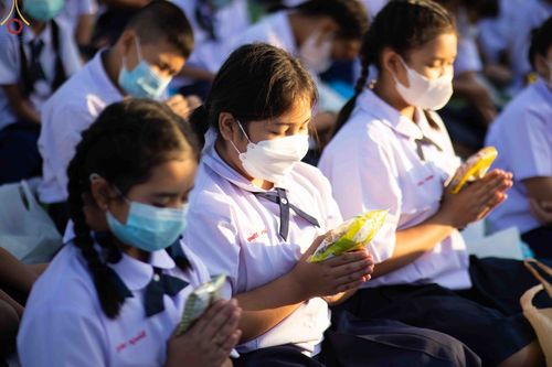 ภาพ No.74764:พิธีตักบาตรพระธรรมยาตราฯ ในโครงการธรรมยาตรากตัญญูบูชา มหาปูชนียาจารย์ พระมงคลเทพมุนี(สด จนฺทสโร) พระผู้ปราบมาร ปีที่ 11 ณ อนุสรณ์สถานลำดับที่ 5 สถานที่เผยแผ่วิชชาธรรมกายครั้งแรก อนุสรณ์สถานบางปลา วัดบางปลา อ.บางเลน จ.นครปฐม วันที่ 29 มกราคม พ.ศ. 2566