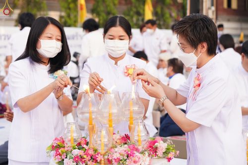 ภาพ No.73421:พิธีจุดประทีปถวายเป็นพุทธบูชา และบูชาธรรมมหาปูชนียาจารย์ ในโครงการธรรมยาตรากตัญญูบูชา มหาปูชนียาจารย์ พระมงคลเทพมุนี(สด จนฺทสโร) พระผู้ปราบมาร ปีที่ 11 ณ อนุสรณ์สถานลำดับที่ 4 สถานที่เกิดด้วยกายธรรม วัดโบสถ์ (บน) บางคูเวียง อ.บางกรวย จ.นนทบุรี วันที่ 21 