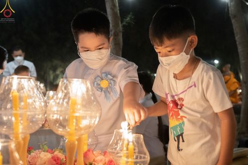 ภาพ No.69365:พิธีจุดประทีปถวายเป็นพุทธบูชา และบูชาธรรมมหาปูชนียาจารย์ ในโครงการธรรมยาตรากตัญญูบูชา มหาปูชนียาจารย์ พระมงคลเทพมุนี(สด จนฺทสโร) พระผู้ปราบมาร ปีที่ 11 ณ อนุสรณ์สถานมหาวิหารพระมงคลเทพมุนี อ.สองพี่น้อง จ.สุพรรณบุรี