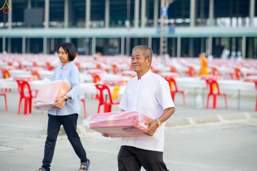 ภาพ No.322599:วันที่ 17 เมษายน พ.ศ.2569 การเรียงกล่องไทยธรรม เรียงน้ำดื่ม เรียงร่ม ณ ลานธรรมพระมหาธรรมกายเจดีย์ เพื่องานถวายมหาสังฆทาน 40,000 กว่าวัดทั่วประเทศ วันคุ้มครองโลก 22 เมษายน พ.ศ.2569 วัดพระธรรมกาย