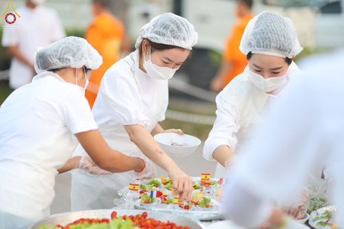 ภาพ No.71810:พิธีถวายภัตตาหารเป็นสังฆทาน แด่คณะพระธรรมยาตราฯ ในโครงการธรรมยาตรากตัญญูบูชา มหาปูชนียาจารย์ พระมงคลเทพมุนี(สด จนฺทสโร) พระผู้ปราบมาร อนุสรณ์สถาน 7 แห่ง ปีที่ 11 วันที่ 17 มกราคม พ.ศ. 2566