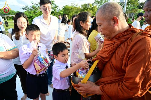 ภาพ No.281543:วันอาทิตย์ที่ 28 ธันวาคม พ.ศ.2568 ตักบาตรพระ 1000 รูป ปีที่ 1 ทำบุญเมืองสตูลส่งท้ายปี ณ หน้าโรงเรียนสตูลวิทยา จ.สตูล