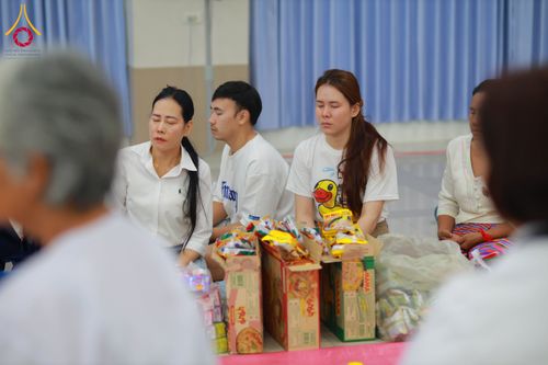 ภาพ No.321828:วันที่ 12 เมษายน พ.ศ.2569 ตักบาตรสงกรานต์ฉลองสามเณรใหม่  ณ ศูนย์ปฏิบัติธรรมระยอง(บ้านช่องลม)