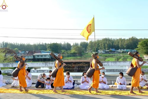 ภาพ No.70869:พิธีต้อนรับพระธรรมยาตรา ในโครงการธรรมยาตรากตัญญูบูชา มหาปูชนียาจารย์ พระมงคลเทพมุนี(สด จนฺทสโร) พระผู้ปราบมาร อนุสรณ์สถาน 7 แห่ง ปีที่ 11 วันที่ 14 มกราคม พ.ศ. 2566 ณ อนุสรณ์สถานลำดับที่ 3 สถานที่เกิดในเพศสมณะ วัดสองพี่น้อง อ.สองพี่น้อง จ.สุพรรณบุรี