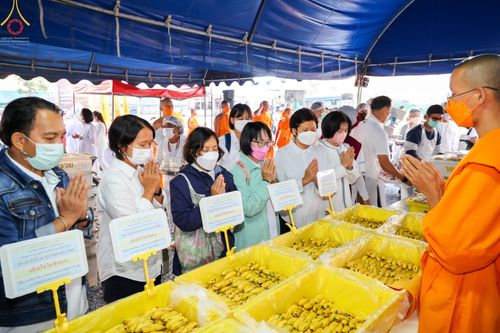 ภาพ No.74418:พิธีถวายภัตตาหารเป็นสังฆทาน แด่คณะพระธรรมยาตราฯ ในโครงการธรรมยาตรากตัญญูบูชา มหาปูชนียาจารย์ พระมงคลเทพมุนี(สด จนฺทสโร) พระผู้ปราบมาร อนุสรณ์สถาน 7 แห่ง ปีที่ 11 วันที่ 26 มกราคม พ.ศ. 2566