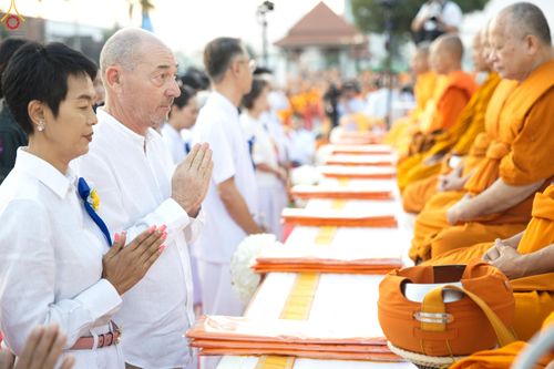 ภาพ No.284185:วันเสาร์ที่ 20 ธันวาคม พ.ศ.2568  พิธีตักบาตรพระ 10,000 รูป เนื่องในโอกาส 194 ปี จังหวัดกาญจนบุรี และอุทิศส่วนกุศลให้แด่บรรพชนทั้งหลาย บริเวณถนนสองแคว (Skywalk) เมืองกาญจนบุรี