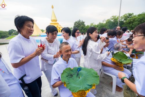 ภาพ No.330539:วันที่ 30 พฤษภาคม พ.ศ.2569 พิธีตัดปอยผมและปลงผม อุบาสกอุปสมบทอุทิศชีวิต 11 ท่าน (ภาพชุดที่ 2) ณ โบสถ์พระไตรปิฎก วัดพระธรรมกาย จังหวัดปทุมธานี