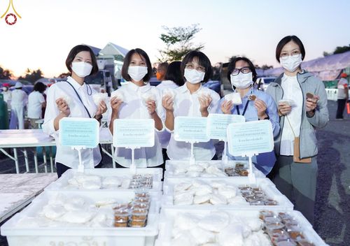 ภาพ No.72941:พิธีถวายภัตตาหารเป็นสังฆทาน แด่คณะพระธรรมยาตราฯ ในโครงการธรรมยาตรากตัญญูบูชา มหาปูชนียาจารย์ พระมงคลเทพมุนี(สด จนฺทสโร) พระผู้ปราบมาร อนุสรณ์สถาน 7 แห่ง ปีที่ 11 วันที่ 20 มกราคม พ.ศ. 2566