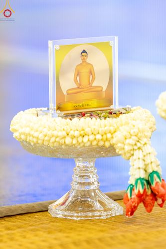 ภาพ No.83668:พิธีวางแผ่นจารึกชื่อและพิธีวางพวงมาลัยสักการะพระประธาน วันอาทิตย์ที่ 16 กรกฎาคม พ.ศ. 2566 ณ รัตนบัลลังก์ สภาธรรมกายสากล วัดพระธรรมกาย