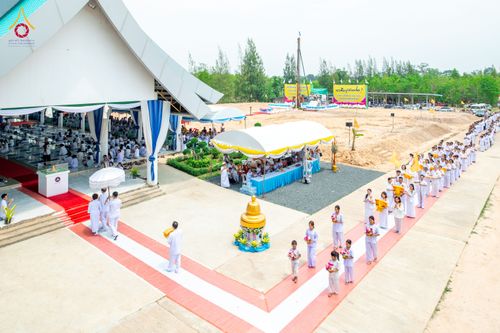 ภาพ No.327108:วันศุกร์ที่ 1 พฤษภาคม พ.ศ.2569 พิธีทอดผ้าป่า โปรยรัตนชาติ ตอกเสาเข็มมงคลต้นแรก สถาปนา “องค์พระเจดีย์เพื่อสร้างสันติภาพโลก” (แห่งแรกของภาคอีสาน) ณ ธุดงคสถานอำนาจเจริญ  อ.เมือง จ.อำนาจเจริญ