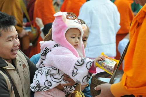 ภาพ No.15849:ประมวลภาพตักบาตรพระ 3 แผ่นดิน พระ 10,000 รูป ปีที่ 2 จ.เชียงราย