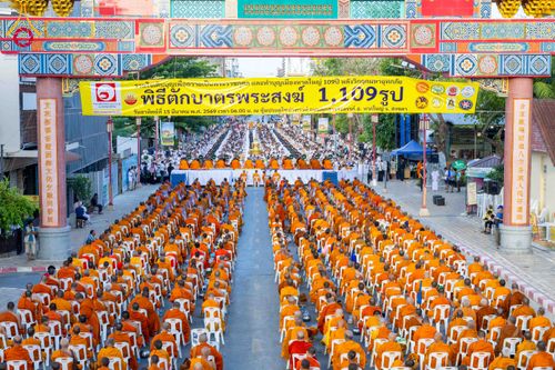 ภาพ No.313924:วันอาทิตย์ที่ 14 มีนาคม พ.ศ. 2569 ทำบุญเมืองหาดใหญ่ตักบาตรพระ 1,109 รูป เติมบุญใหญ่ หลังวิกฤตมหาอุทกภัย ณ ซุ้มประตูไชน่าทาวน์ ถนนศุภสารรังสรรค์ อ.หาดใหญ่ จ.สงขลา