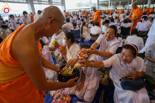 ภาพ No.308242:วันที่ 1  กุมภาพันธ์ พ.ศ. 2569 พิธีตักบาตรข้าวสารอาหารแห้ง ณ บ้านแก้วเรือนทองคุณยาย สภาธรรมกายสากล วัดพระธรรมกาย