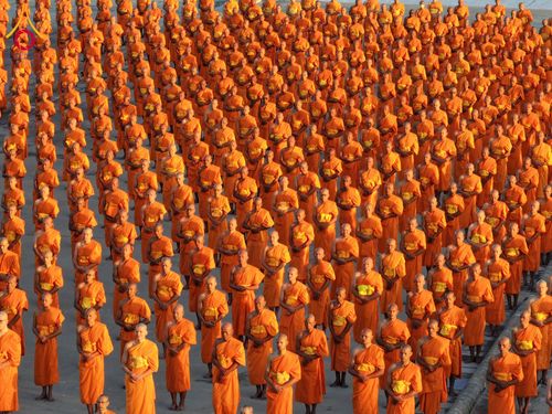 ภาพ No.285313:วันจันทร์ที่ 15 ธันวาคม พ.ศ.2568  บันทึกภาพหมู่ประวัติศาสตร์ โครงการบรรพชาอุปสมบทหมู่  รุ่นบูชาธรรมมหาปูชนียาจารย์ ประจำปี 2568 ณ ลานธรรมมหาธรรมกายเจดีย์ วัดพระธรรมกาย