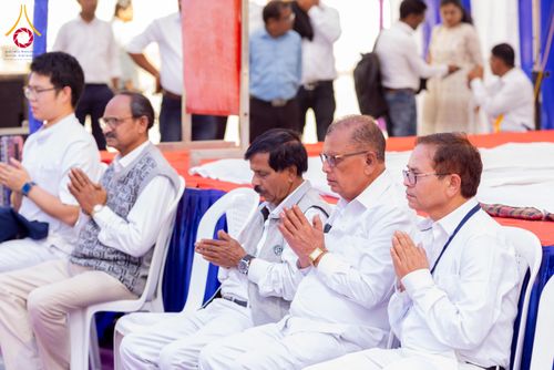 ภาพ No.283740:วันที่ 6-7 ธันวาคม พ.ศ. 2568  พิธีรับมอบหนังสือแสดงเจตจำนงถวายสิทธิครอบครองและใช้ประโยชน์วัดสันติวัน เมืองนาคปูร์  พิธีจุดโคมประทีปถวายเป็นพุทธบูชา และอุทิศบุญกุศลแด่ ดร.บี.อาร์. อัมเบดการ์  พิธีบูชาข้าวพระถ่ายทอดสดจากประเทศไทย