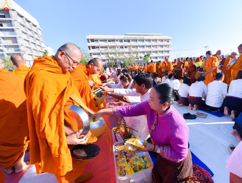 ภาพ No.280241:วันอังคารที่ ๓๐ ธันวาคม พ.ศ. ๒๕๖๘ พิธีตักบาตรพระ ๑,๐๖๙ รูป จังหวัดกาฬสินธุ์   ณ บริเวณสนามหน้าศาลากลาง จังหวัดกาฬสินธุ์ (หลังเก่า)