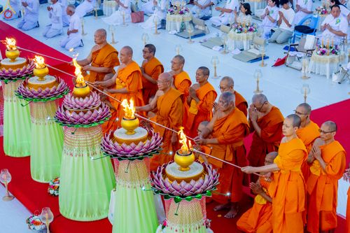 ภาพ No.302142:วันที่ 23 มกราคม พ.ศ. 2569 พิธีจุดประทีปธรรมถวายเป็นพุทธบูชา (ภาพชุดที่ 2) และบูชาธรรมมหาปูชนียาจารย์  ณ อนุสรณ์สถานลำดับที่ 5 สถานที่เผยแผ่วิชชาธรรมกายครั้งแรก อนุสรณ์สถานบางปลา วัดบางปลา อำเภอบางเลน จังหวัดนครปฐม ในโครงการธรรมยาตรา กตัญญูบูชา มหาปูชนีย