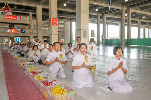 ภาพ No.339963:วันอาทิตย์ที่ 19 กรกฎาคม พ.ศ.2569 พิธีตักบาตรโครงการบรรพชาสามเณรนานาชาติ รุ่นที่ 15 ณ มหารัตนวิหารคด 6 วัดพระธรรมกาย