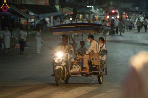 ภาพ No.101783:ตักบาตรพระ 10,000 รูป เติมบุญให้แผ่นดิน เนื่องในโอกาส 192 ปี จังหวัดกาญจนบุรี หนึ่งในโครงการตักบาตรพระ 2,000,000 รูป  77 จังหวัดทุกวัดทั่วไทย วันจันทร์ที่ 11 ธันวาคม พ.ศ. 2566 บริเวณถนนสองแคว (SKY WALK) เมืองกาญจนบุรี
