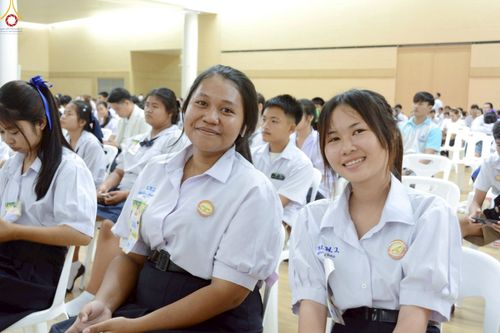 ภาพ No.245881:วันเสาร์ที่ 13 กันยายน พ.ศ. 2568 พิธีมอบผ้าไตรประธานกฐินสัมฤทธิ์เด็กดี V-Star ณ สภาธรรมกายสากล วัดพระธรรมกาย