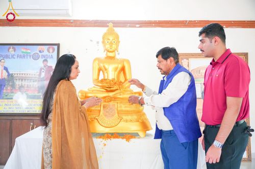 ภาพ No.213377:วันที่ 26 มีนาคม พ.ศ. 2568 วัดพระธรรมกายและมูลนิธิธรรมกาย มอบพระธรรมกายบรรจุพระธาตุแก่รัฐมนตรีว่าการกระทรวงยุติธรรมฯ ประเทศอินเดีย