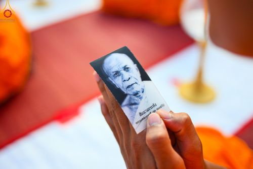 ภาพ No.192609:พิธีจุดประทีปถวายเป็นพุทธบูชา และบูชาธรรมมหาปูชนียาจารย์ ณ อนุสรณ์สถานคลองบางนางแท่น อ.สามพราน จ.นครปฐม ในโครงการธรรมยาตรา กตัญญูบูชา มหาปูชนียาจารย์ พระมงคลเทพมุนี(สด จนฺทสโร) พระผู้ปราบมาร อนุสรณ์สถาน 7 แห่ง ปีที่ 13 วันที่ 10 มกราคม พ.ศ. 2568