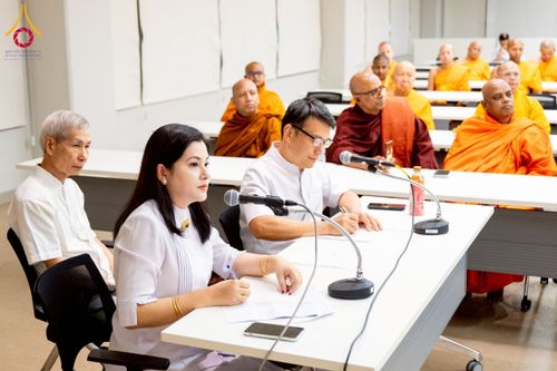 ภาพ No.222340:วันที่ 21 เมษายน พ.ศ. 2568 หลวงพ่อทัตตชีโวต้อนรับคณะสงฆ์ WAB ณ อาคาร 100 ปี คุณยายมหารัตนอุบาสิกาจันทร์ ขนนกยูง วัดพระธรรมกาย