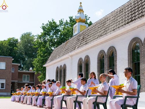 ภาพ No.83320:พิธีตัดปอยผมธรรมทายาทและฝากตัวเป็นศิษย์ ในโครงการอบรมพระธรรมทายาททวีปยุโรป รุ่นที่ 9 วันพุธที่ 12 มิถุนายน พ.ศ. 2566 ณ วัดพระธรรมกายเบเนลักซ์ ประเทศเบลเยี่ยม