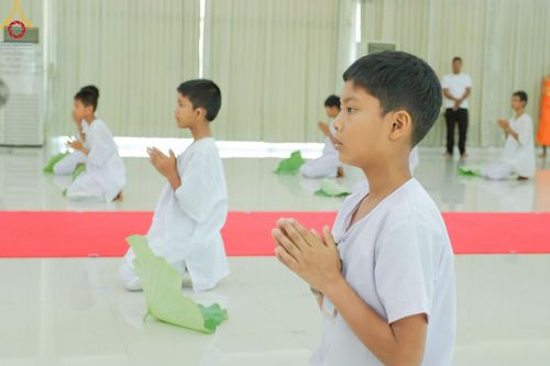 ภาพ No.216151:วันเสาร์ที่ 5 เมษายน พ.ศ. 2568 พิธีตัดปอยผม พิธีขอขมาผู้ปกครอง พิธีขอขมามอบผ้าไตร พิธีบรรพชา พิธีถวายบาตรสามเณร ณ ศูนย์ปฏิบัติธรรมและศูนย์อบรมเยาวชนเพชรบุรี ต.ท่าแลง อ.ท่ายาง จ.เพชรบุรี